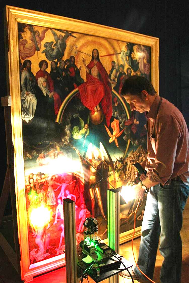 Rys. 1. Badania stanu zachowania powierzchni tryptyku Sąd Ostateczny, Hans Memling, Muzeum Narodowe w Gdańsku.